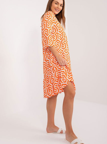 Robe d'été orange trapèze, longueur midi sans manches, idéale pour une tenue casual ou de plage.