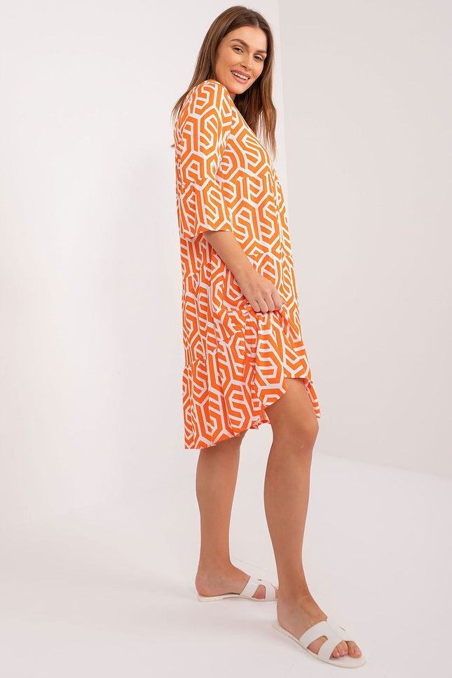 Robe d'été orange trapèze, longueur midi sans manches, idéale pour une tenue casual ou de plage.