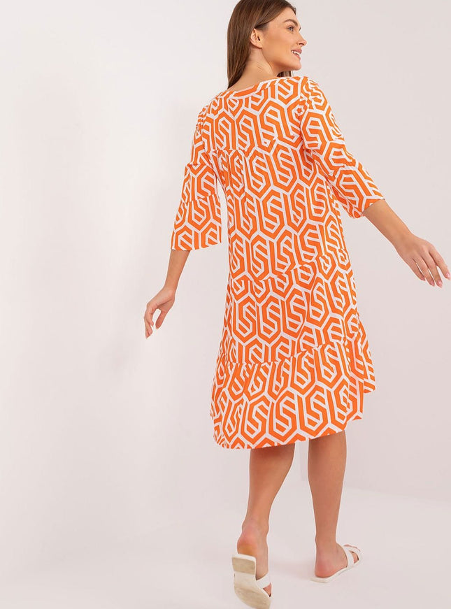 Robe d'été orange trapèze midi avec manches courtes, idéale pour une allure décontractée et chic lors des chaudes journées.