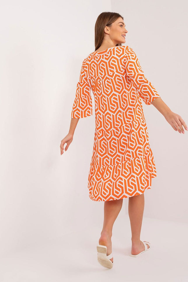 Robe d'été orange trapèze midi avec manches courtes, idéale pour une allure décontractée et chic lors des chaudes journées.