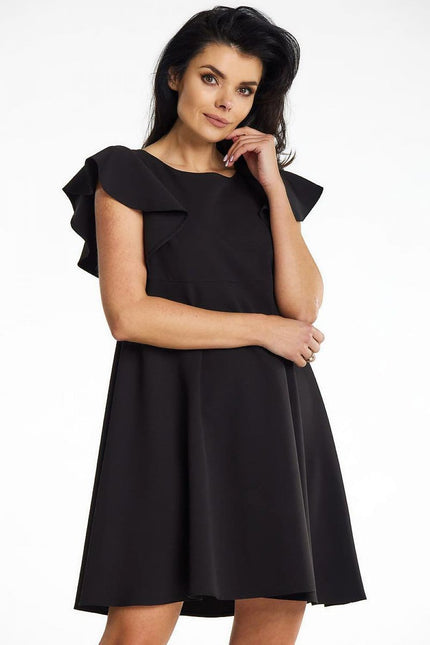 Robe noire cocktail chic, manches courtes et silhouette trapèze, idéale pour soirée ou événement formel, longueur midi, en tissu fluide.