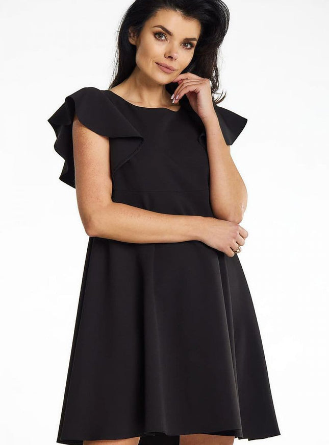 Robe noire cocktail chic, manches courtes et silhouette trapèze, idéale pour soirée ou événement formel, longueur midi, en tissu fluide.