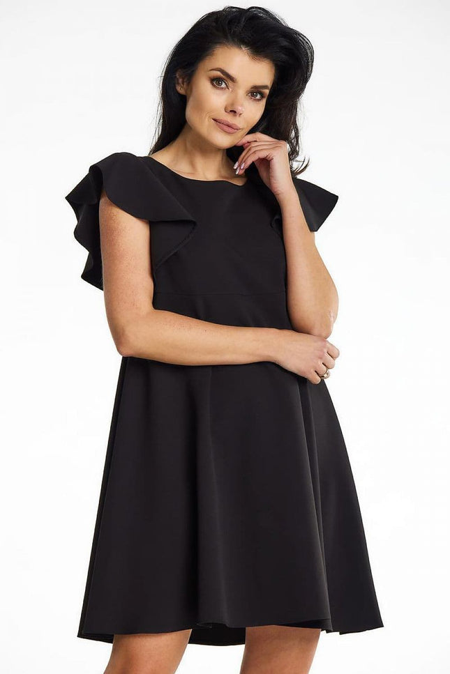 Robe noire cocktail chic, manches courtes et silhouette trapèze, idéale pour soirée ou événement formel, longueur midi, en tissu fluide.