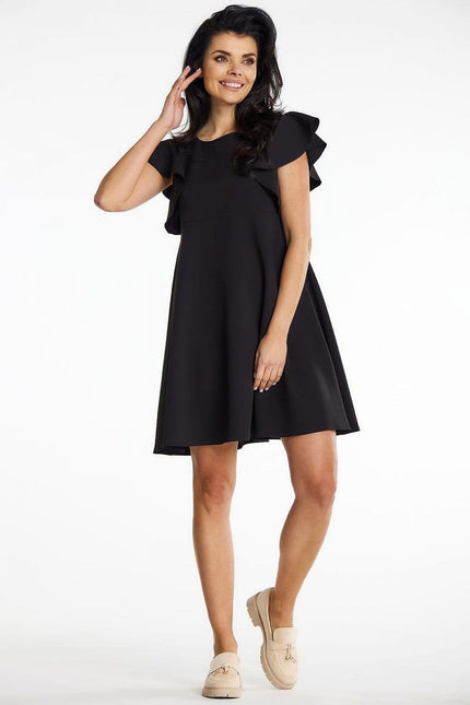 Robe noire cocktail chic trapèze à manches courtes pour soirée, longueur midi, parfaite pour un événement élégant.