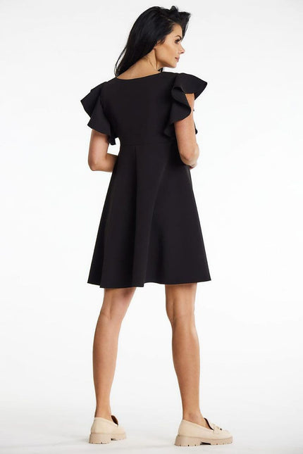 Robe noire cocktail midi à manches courtes, style chic et élégante pour soirée, silhouette droite.