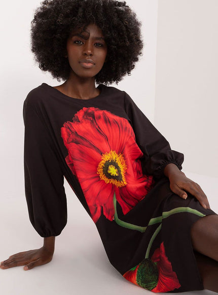 Robe noire florale à manches longues et longueur midi, style chic pour soirées ou événements.