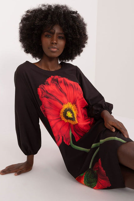 Robe noire florale à manches longues et longueur midi, style chic pour soirées ou événements.