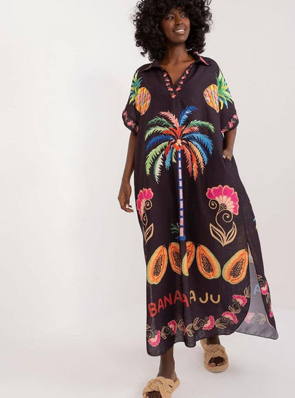 Robe plage noire imprimée, midi, sans manches avec motifs tropicaux pour femme élégante et décontractée.