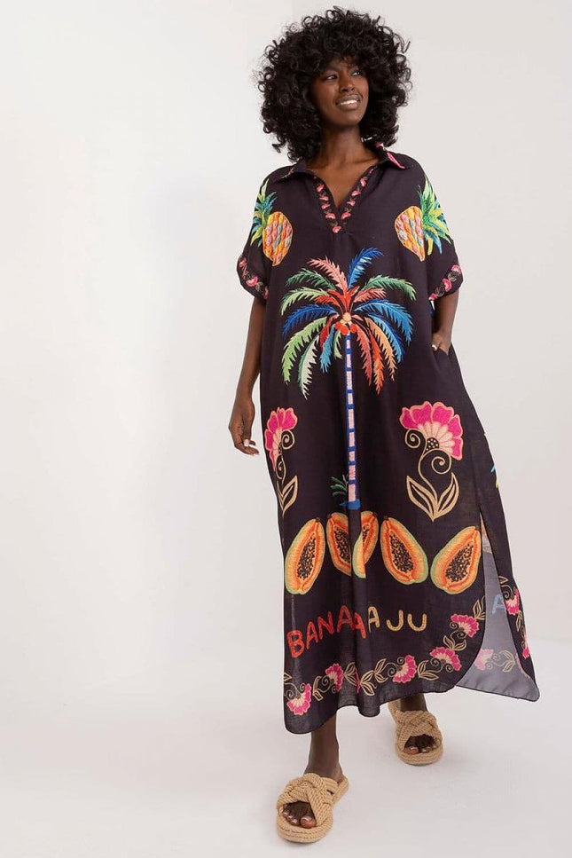 Robe plage noire imprimée, midi, sans manches avec motifs tropicaux pour femme élégante et décontractée.