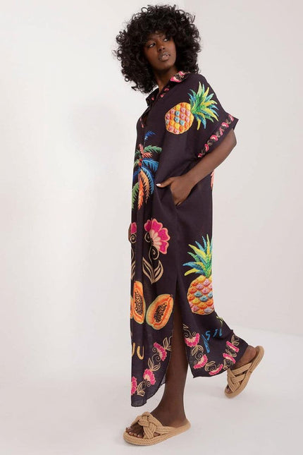 Robe de plage noire imprimée midi sans manches, idéale pour un look décontracté estival, avec motif floral et fruité, confortable et fluide.