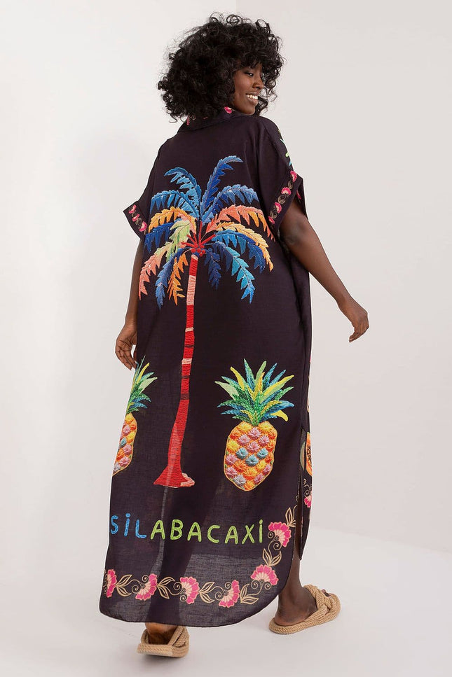 Robe plage noire imprimée midi sans manches avec motifs tropicaux et pompons pour une allure décontractée et estivale.