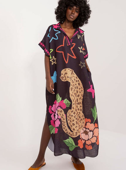 Robe plage bohème noire à motifs fleuris, coupe droite sans manches, idéale pour une tenue décontractée estivale.