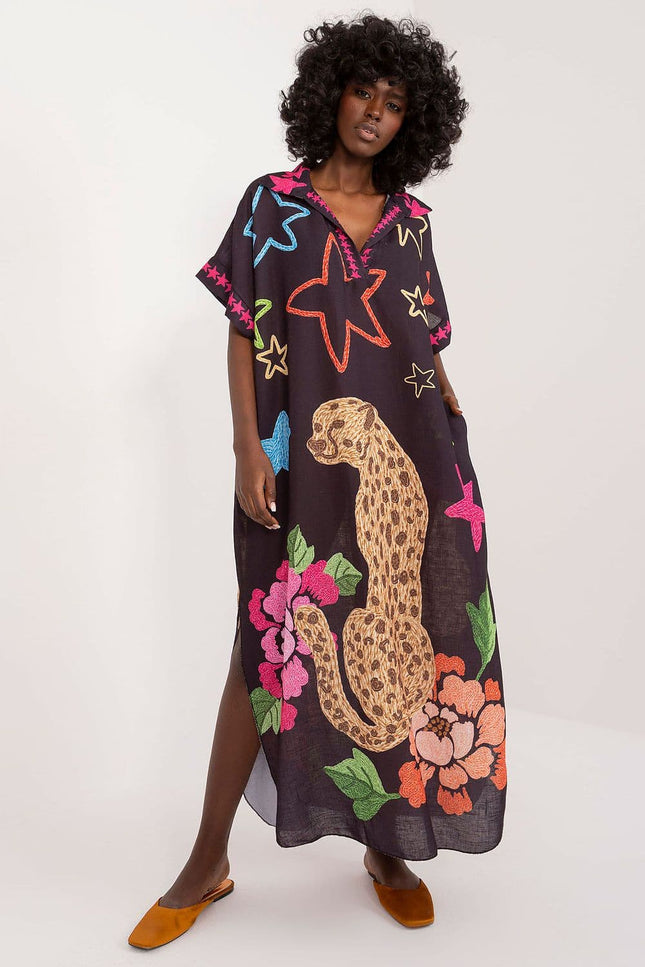 Robe plage bohème noire à motifs fleuris, coupe droite sans manches, idéale pour une tenue décontractée estivale.