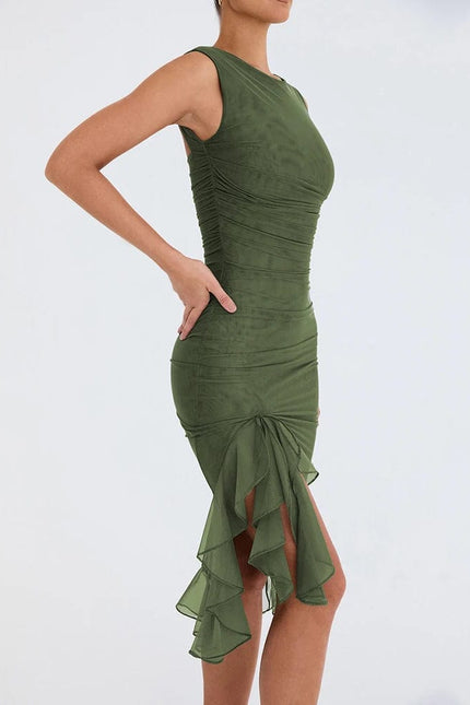 Robe verte asymétrique drapée midi pour soirée élégante, sans manches avec volants.