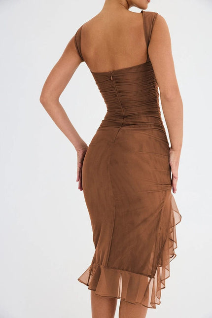 Robe marron asymétrique drapée élégante, sans manches, de longueur midi pour cocktail ou soirée.