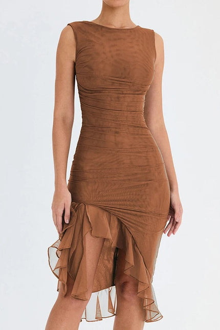 Robe asymétrique drapée couleur terracotta, style élégant et chic pour cocktail, avec une longueur midi et sans manches.