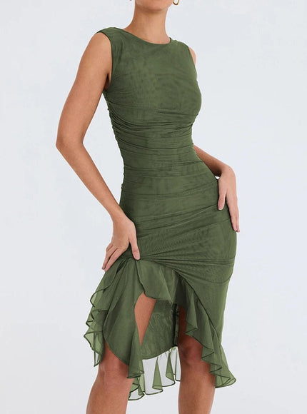 Robe verte asymétrique drapée midi sans manches pour soirée chic ou cocktail, élégante avec ourlet volanté et ajustement moulant.