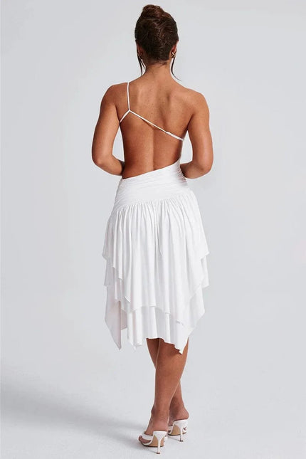 Robe blanche asymétrique mi-longue à une épaule, idéale pour cocktail et mariage, avec une silhouette trapèze et fendue.