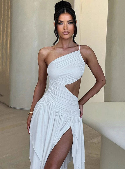 Robe blanche asymétrique fendue à une épaule, style soirée chic, longueur midi, parfait pour cocktail ou gala, silhouette trapèze.