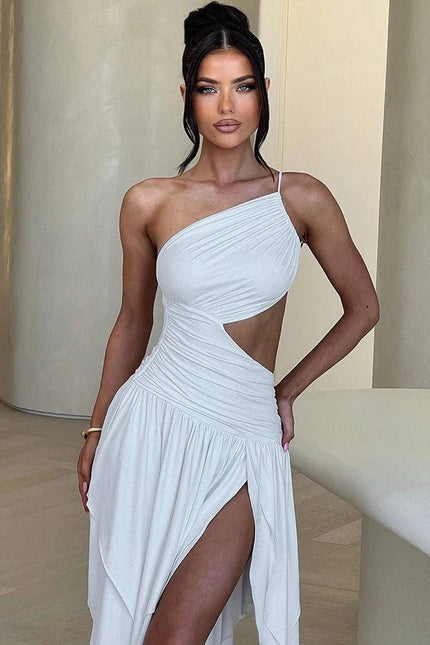 Robe blanche asymétrique fendue à une épaule, style soirée chic, longueur midi, parfait pour cocktail ou gala, silhouette trapèze.