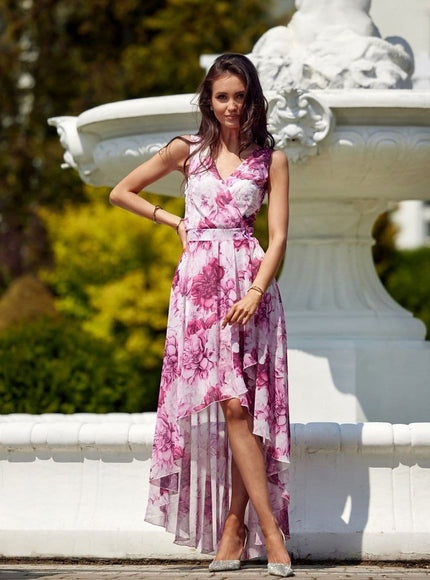 Robe fleurie asymétrique midi rose pour cocktail, style bohème chic avec manches courtes et décolleté en V.