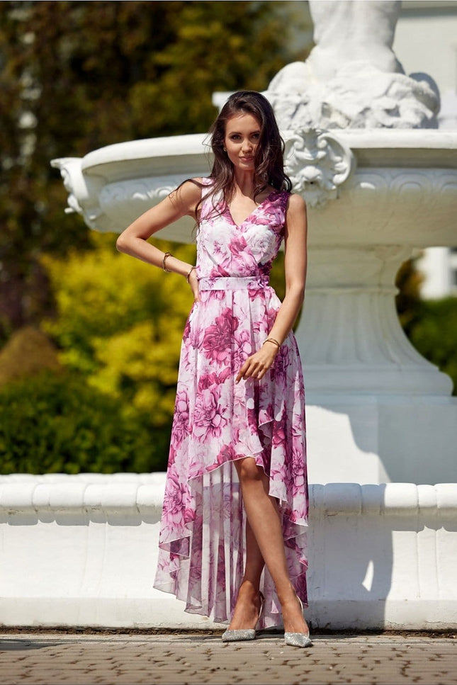 Robe fleurie asymétrique midi rose pour cocktail, style bohème chic avec manches courtes et décolleté en V.