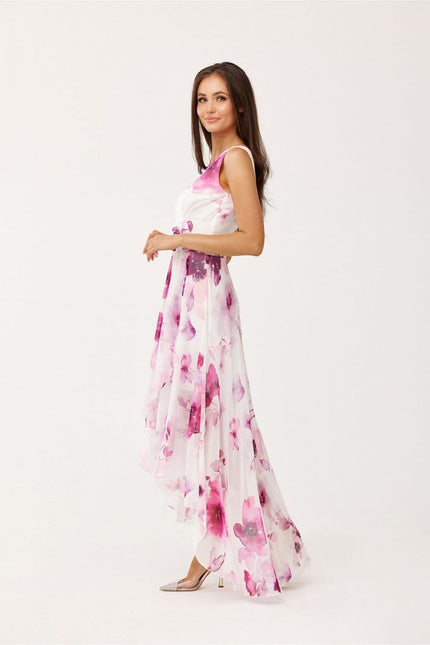 Robe soirée fleurie rose asymétrique sans manches pour cocktail ou mariage, style bohème chic et élégant.