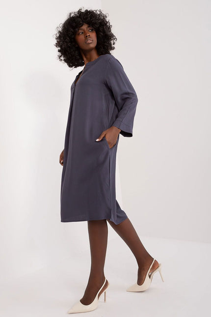 Robe midi chic grise avec manches longues, idéale pour cocktail ou événement professionnel.