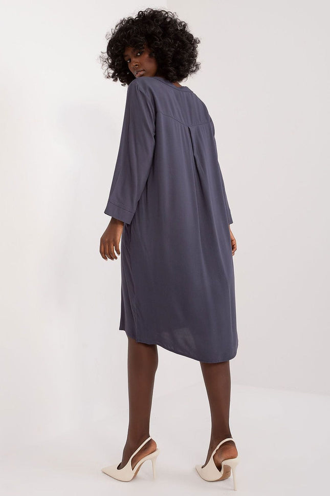 Robe midi chic grise à manches longues, élégante pour cocktail ou événement professionnel, silhouette trapèze confortable.