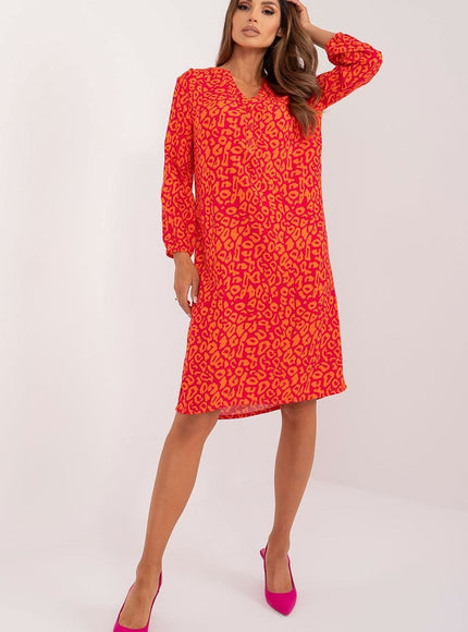 Robe asymétrique rouge à motif orange avec manches longues, idéale pour cocktail ou soirée élégante, coupe midi.