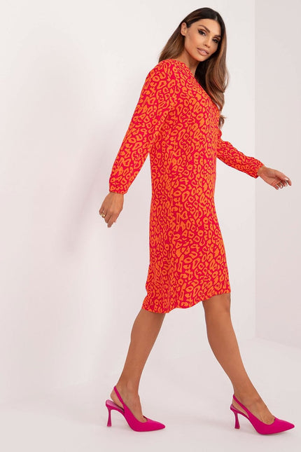 Robe asymétrique rouge et orange à manches longues, style soirée chic, idéale pour cocktail ou nouvel an, silhouette droite et élégante.