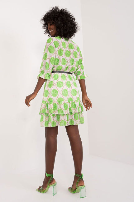 Robe d'été verte à motif floral avec manches courtes et coupe trapèze, idéale pour une allure décontractée et chic lors des événements estivaux.