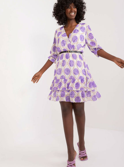 Robe florale violette courte pour été avec manches courtes et silhouette trapèze, parfaite pour une tenue casual ou une soirée estivale.