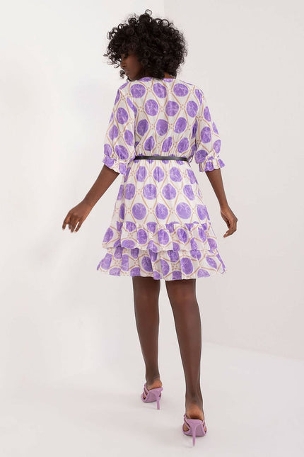 Robe florale violette courte manches courtes pour été, idéale pour un look casual ou une soirée.