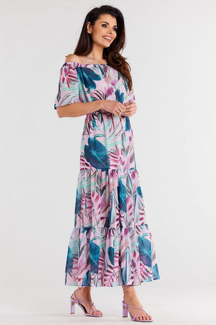 Robe soirée épaules dénudées florale midi pour cocktail ou gala, trapèze avec manches courtes et motifs rose et bleu.