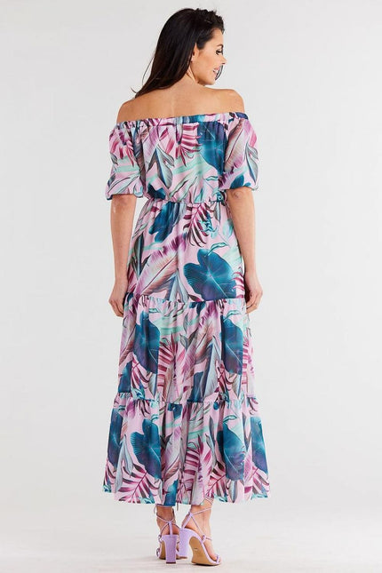 Robe de soirée à épaules dénudées, motif floral, longueur midi, parfaite pour un cocktail ou une soirée d'été.