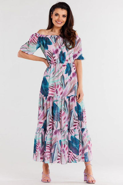 Robe de soirée fleurie à épaules dénudées et longueur midi pour cocktail ou évènement estival.