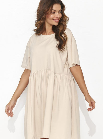 Robe beige casual courte à manches courtes et silhouette trapèze, idéale pour un style décontracté ou quotidien.