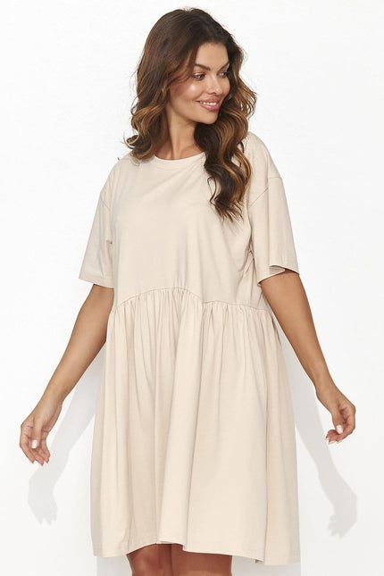 Robe beige casual courte à manches courtes et silhouette trapèze, idéale pour un style décontracté ou quotidien.