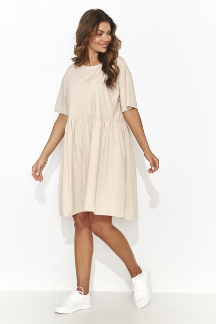 Robe beige casual courte à manches courtes, idéale pour un style décontracté et confortable au quotidien.