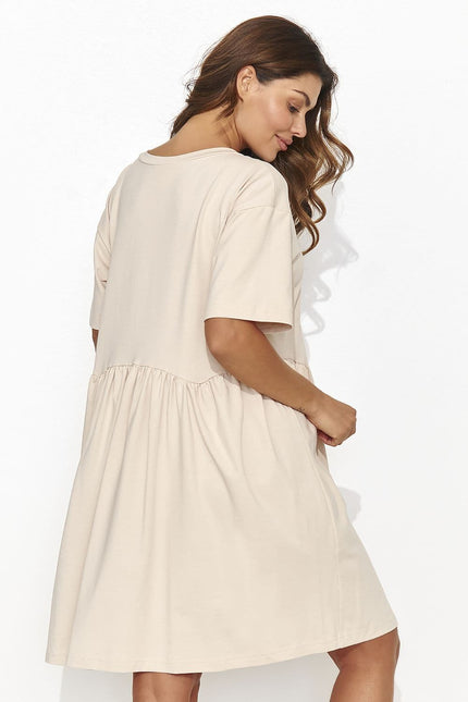 Robe beige casual courte à manches courtes parfaite pour une allure décontractée et estivale.