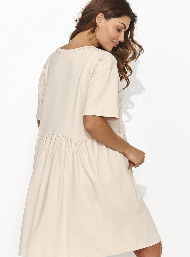 Robe beige casual courte à manches courtes parfaite pour une allure décontractée et estivale.