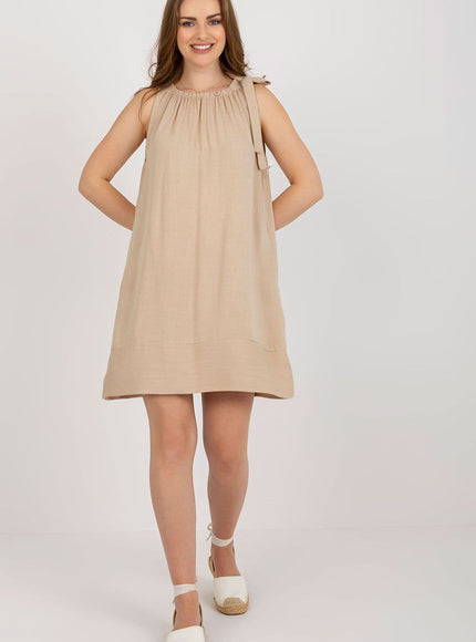 Robe beige casual courte sans manches idéale pour une tenue décontractée d'été ou une sortie quotidienne.