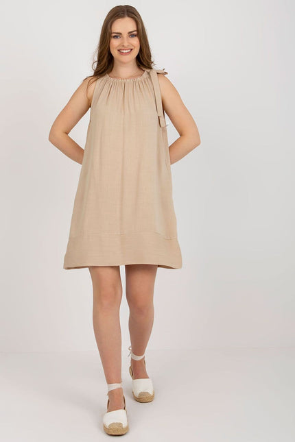 Robe beige casual courte sans manches idéale pour une tenue décontractée d'été ou une sortie quotidienne.