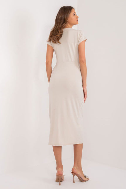 Robe beige casual midi moulante sans manches idéale pour une allure élégante et décontractée.