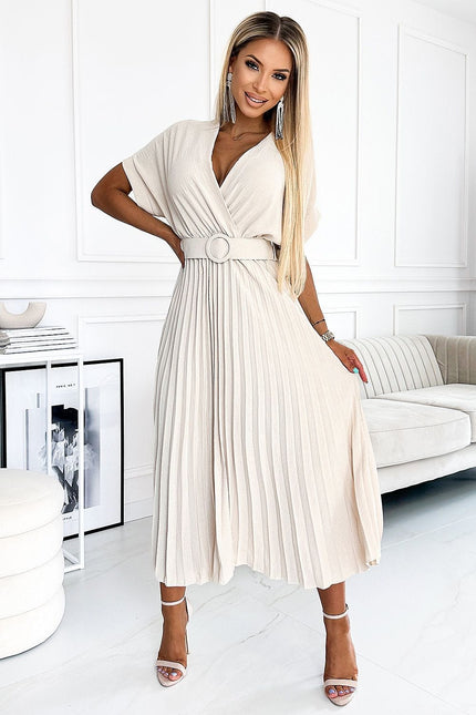 Robe soirée chic beige midi moulante sans manches avec ceinture pour cocktail ou événement.