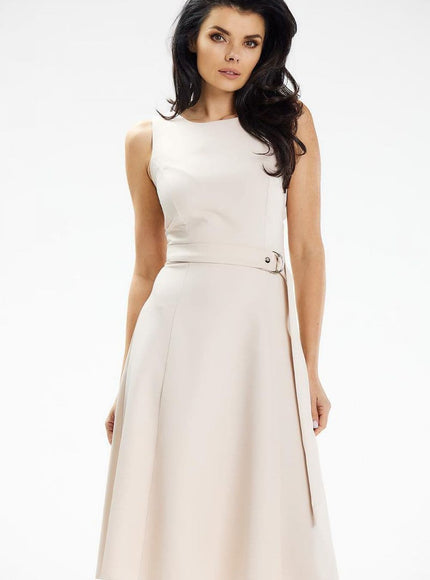 Robe de cocktail beige chic sans manches, longueur midi, coupe trapèze, parfaite pour mariage ou soirée.