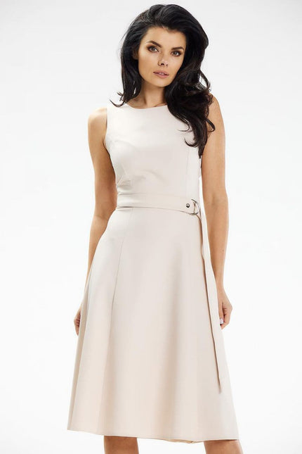 Robe de cocktail beige chic sans manches, longueur midi, coupe trapèze, parfaite pour mariage ou soirée.