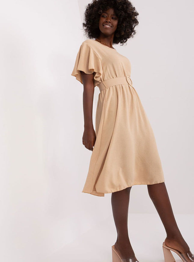 Robe beige casual évasée à manches volants pour un style décontracté chic, idéale pour un look quotidien ou une sortie simple.