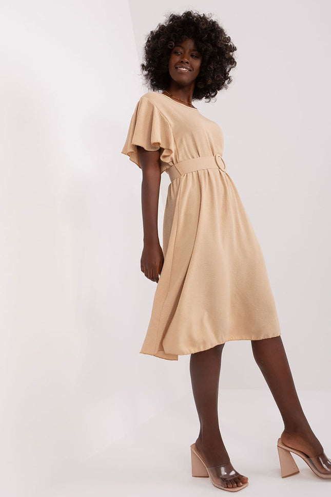 Robe beige casual évasée à manches volants pour un style décontracté chic, idéale pour un look quotidien ou une sortie simple.